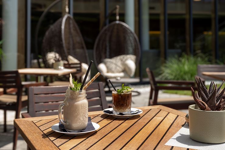 DAS SIEBEN_Drinks Sonnenterrasse_(c) alexgretter_0