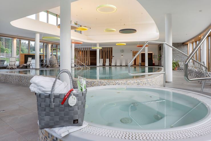 DAS SIEBEN_Hallenbad mit Badetasche_(c) alexgrette
