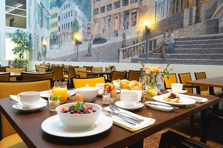 Frühstücken im Atrium des Hotels